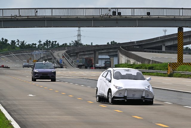 AEB误认高速广告牌车辆为真车，“幽灵刹车”为何频现？