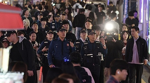 韩警方严打万圣节期间售卖及穿警服行为，梨泰院踩踏事故曾因民众装扮成警察致应对迟缓  第1张